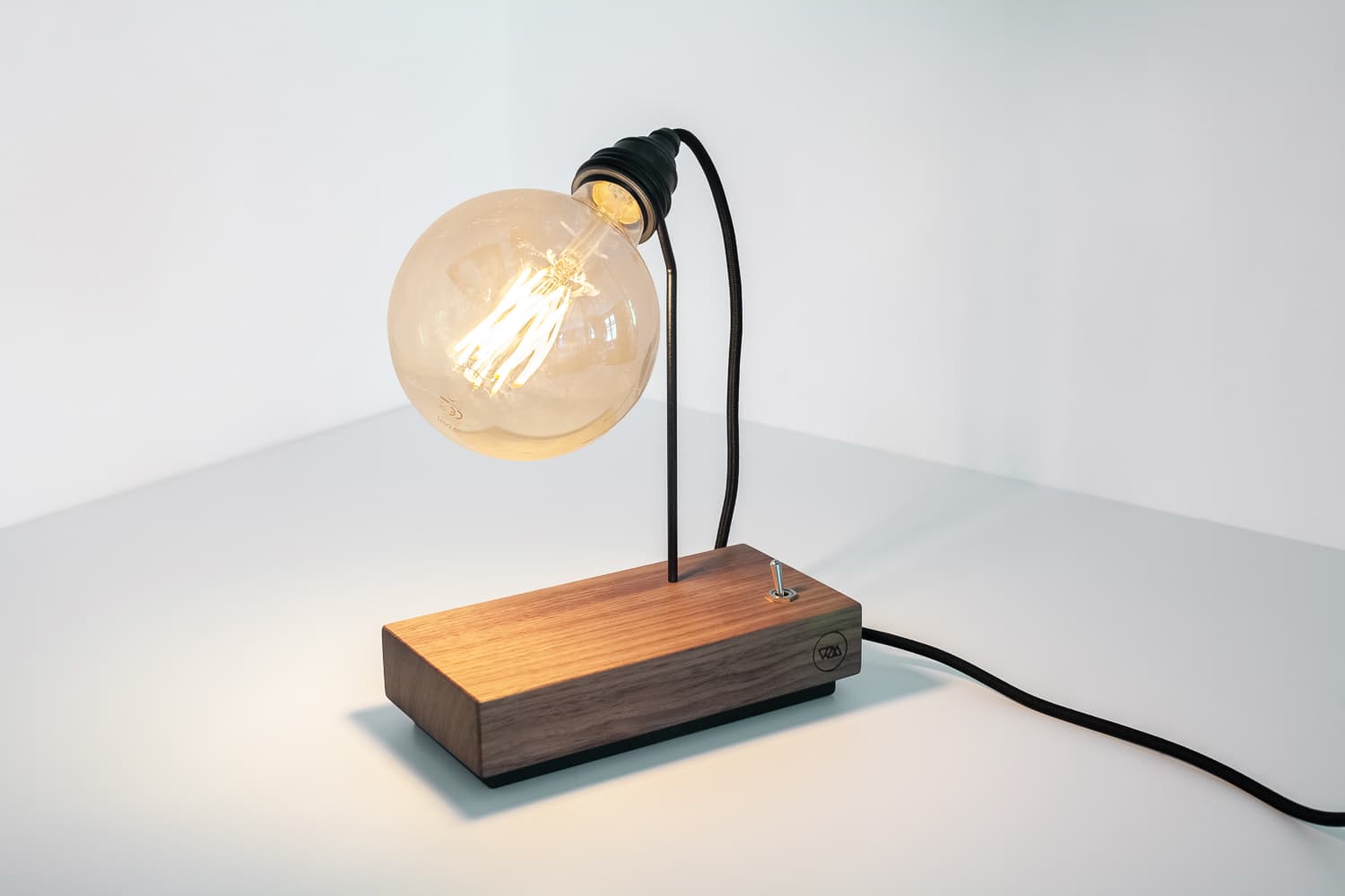 pera-amerikanischer-nussbaum-retro-licht-gluehbirne